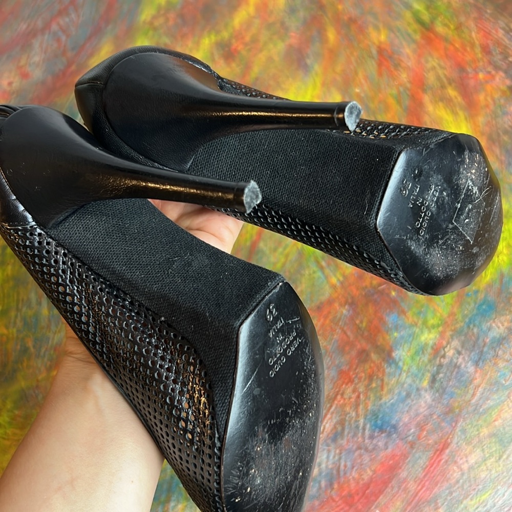 Gianfranco Ferre perforated open peep toe heel 4.5" black Sz. 39 pumps leather - Picture 10 of 17
